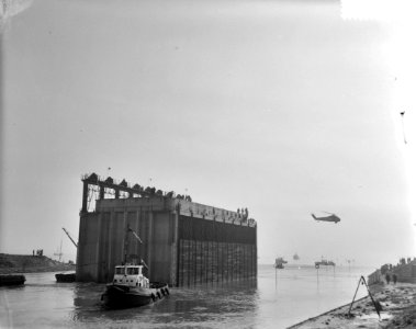 Eerste caisson wordt in het Veerse Gat gevaren, Bestanddeelnr 912-3385