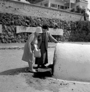 Een vrouw legt een briefje neer bij de graftombe van de filosoof en arts rabbi …, Bestanddeelnr 255-4106