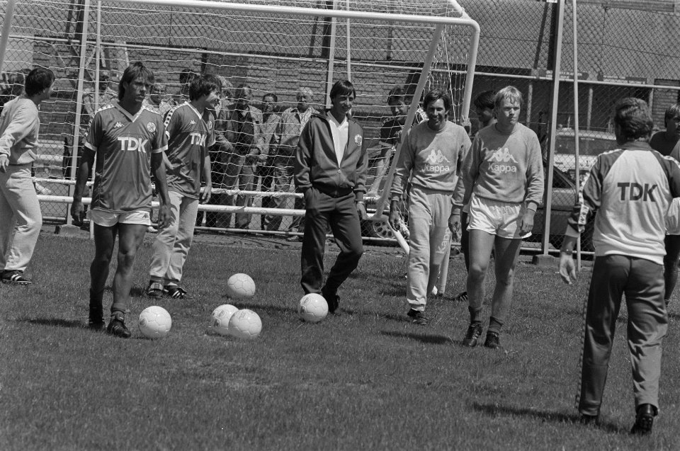 Eerste Ajaxtraining nieuwe seizoen v.l.n.r. Rob de Wit Peter Boeve , technisch , Bestanddeelnr 933-3725