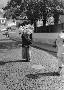 Een vrouw met bloemen op haar hoofd in Funchal op Madeira, Bestanddeelnr 190-0144