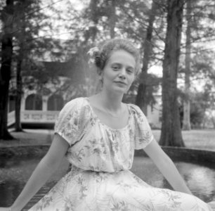 Een vrouw met de voornaam Liesbet in de tuin van 'Casa Blanca' in Moengo, Bestanddeelnr 252-6992