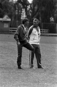 Eerste Ajaxtraining nieuwe seizoen Johan Cruijff (l) en Cor van der Hart (een v, Bestanddeelnr 933-3727