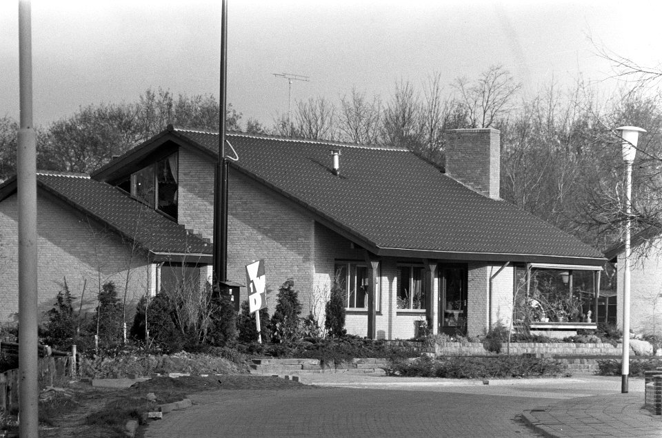 Een VVD-bord in de tuin van een villa, Bestanddeelnr 926-8414