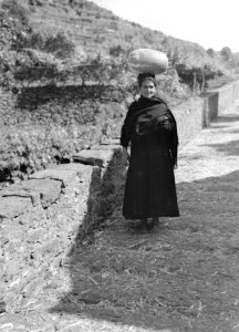 Een vrouw op Madeira met een pompoen op haar hoofd, Bestanddeelnr 190-0143