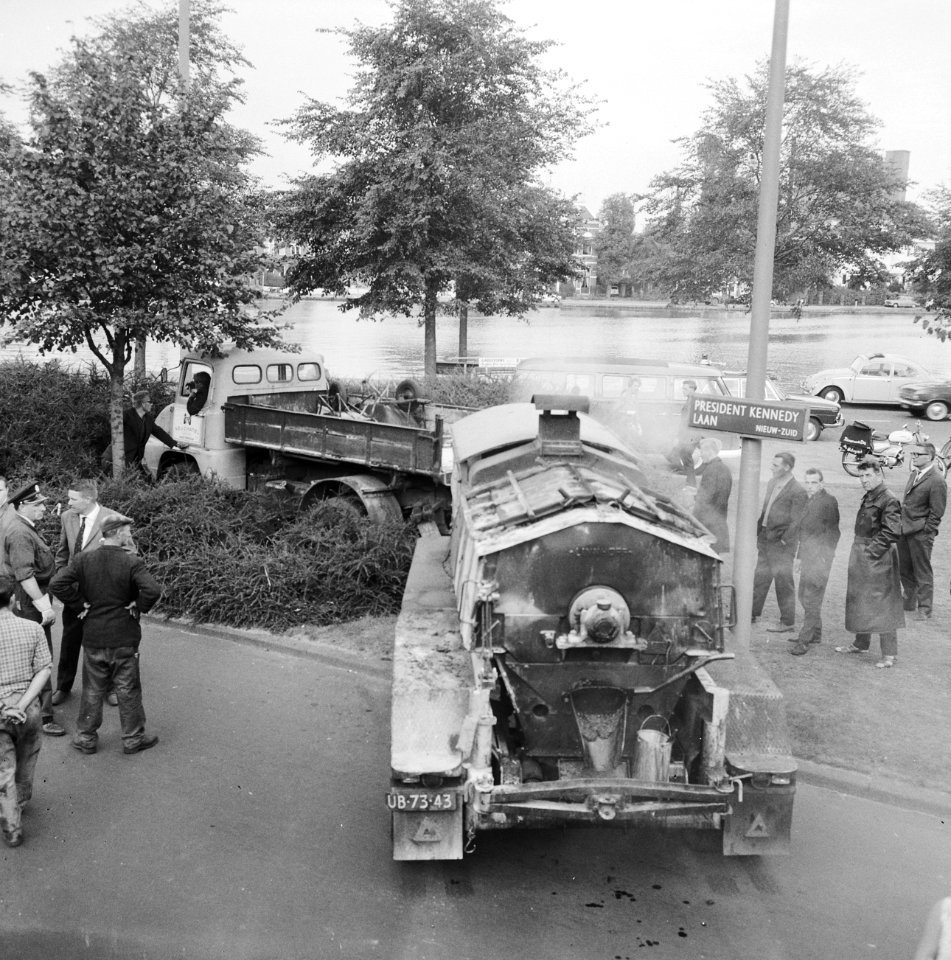 Eenzijdig verkeersongeval waarbij een vrachtwagen met aanhanger in het plantsoen, Bestanddeelnr 919-5394