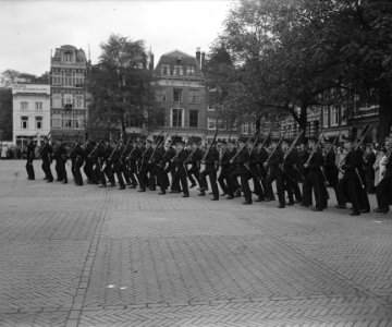 Een wandeling door Amsterdam die een serie enkele specifiek Amsterdamse merkwa, Bestanddeelnr 900-9199