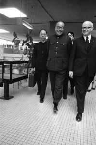 Eerste ambassadeur van Chinese Volksrepubliek in Nederland arriveert op Schiphol, Bestanddeelnr 925-9962