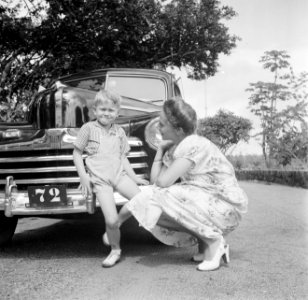 Een vrouw met de voornaam Liesbet samen met Jan de Greve bij een auto, waarschij, Bestanddeelnr 252-6976