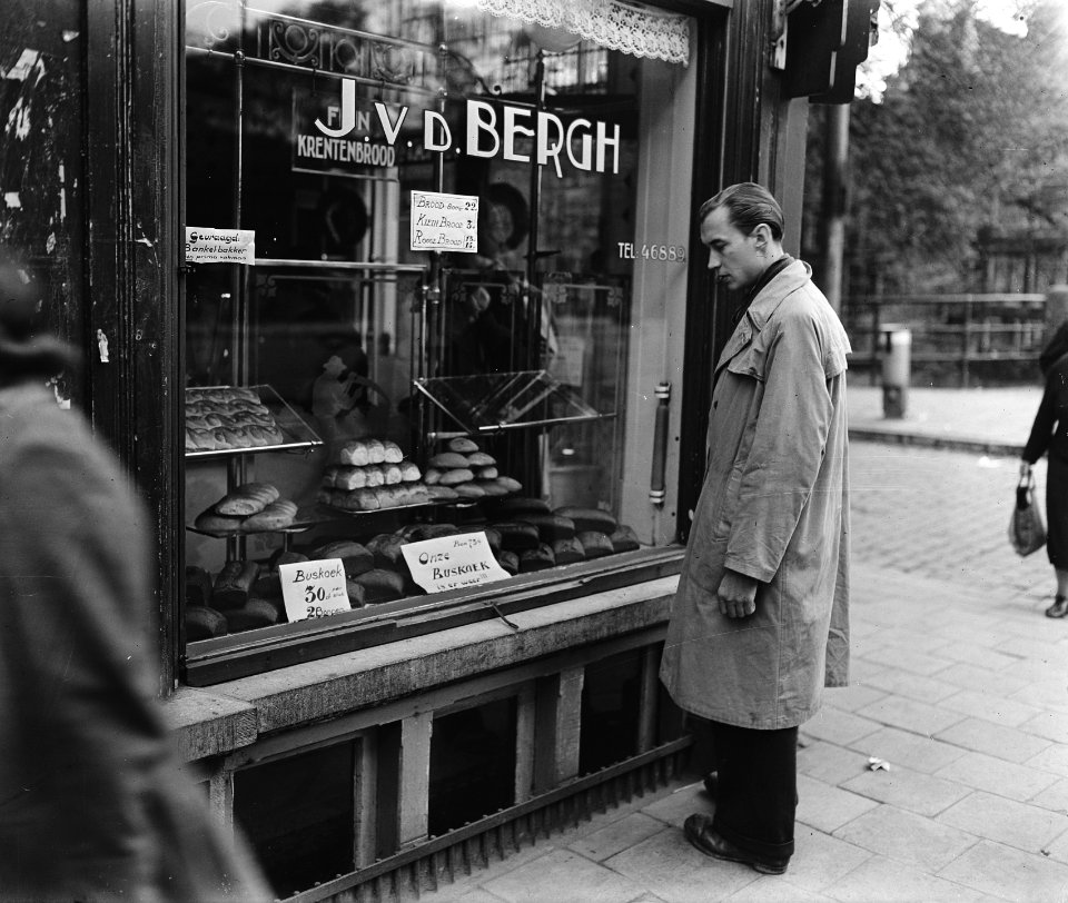 Een wandeling door Amsterdam die een serie enkele specifiek Amsterdamse merkwa, Bestanddeelnr 900-9177