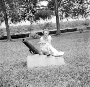 Een vrouw met de voornaam Liesbet in de tuin van 'Casa Blanca', de directeurswon, Bestanddeelnr 252-6980