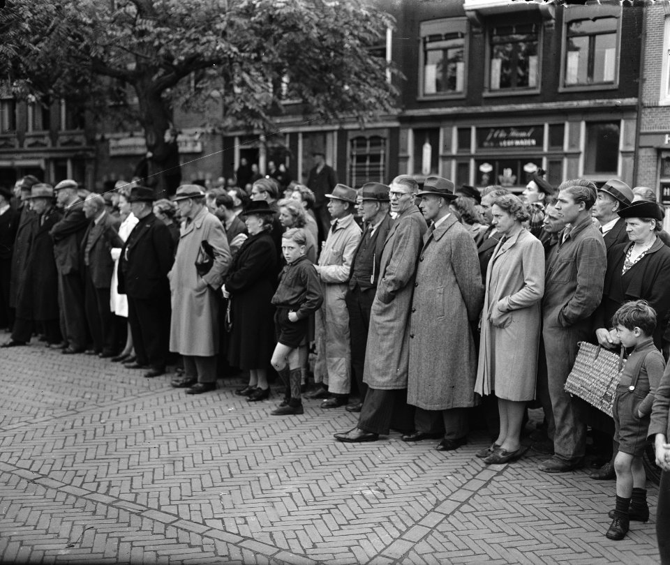 Een wandeling door Amsterdam die een serie enkele specifiek Amsterdamse merkwa, Bestanddeelnr 900-9195