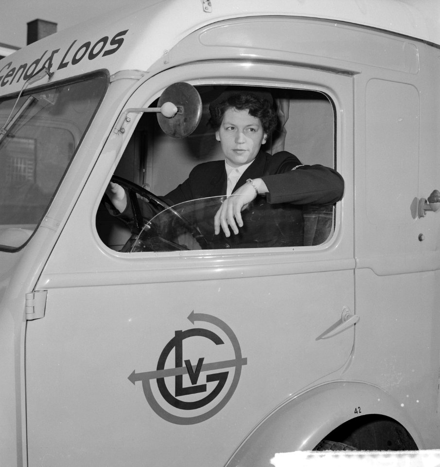 Eerste chauffeuse werkzaam bij Van Gend en Loos te Arnhem, Bestanddeelnr 912-1192