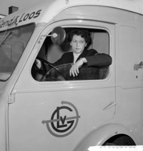 Eerste chauffeuse werkzaam bij Van Gend en Loos te Arnhem, Bestanddeelnr 912-1192