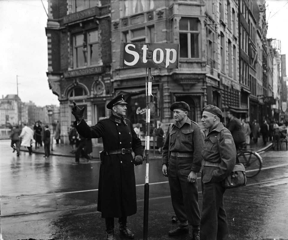 Een wandeling door Amsterdam die een serie enkele specifiek Amsterdamse merkwa, Bestanddeelnr 900-9192