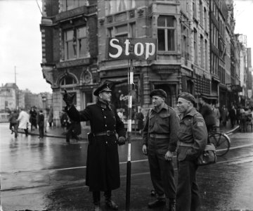 Een wandeling door Amsterdam die een serie enkele specifiek Amsterdamse merkwa, Bestanddeelnr 900-9192