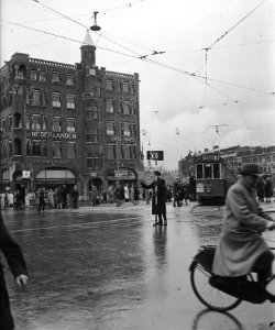 Een wandeling door Amsterdam die een serie enkele specifiek Amsterdamse merkwa, Bestanddeelnr 900-9187