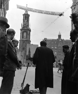 Een wandeling door Amsterdam die een serie enkele specifiek Amsterdamse merkwa, Bestanddeelnr 900-9183