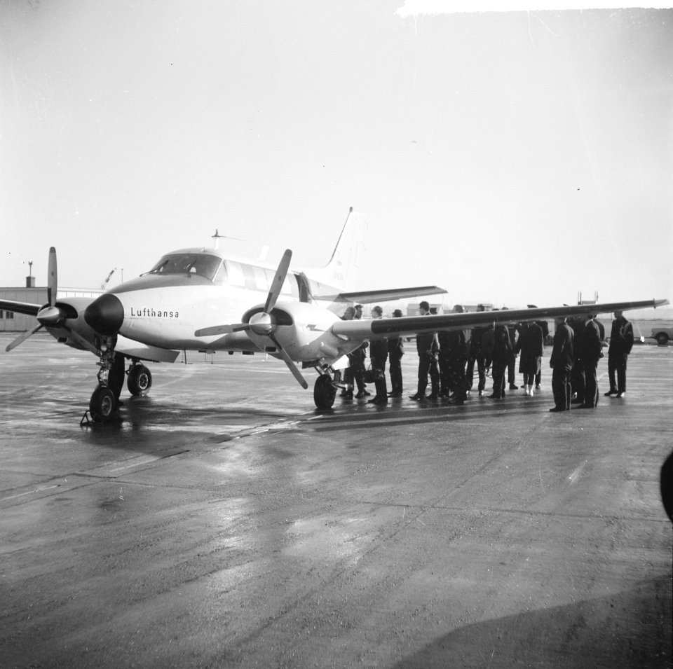 Een A-30 Beechkraft van Lufthansa op Zestienhoven, Bestanddeelnr 917-3081