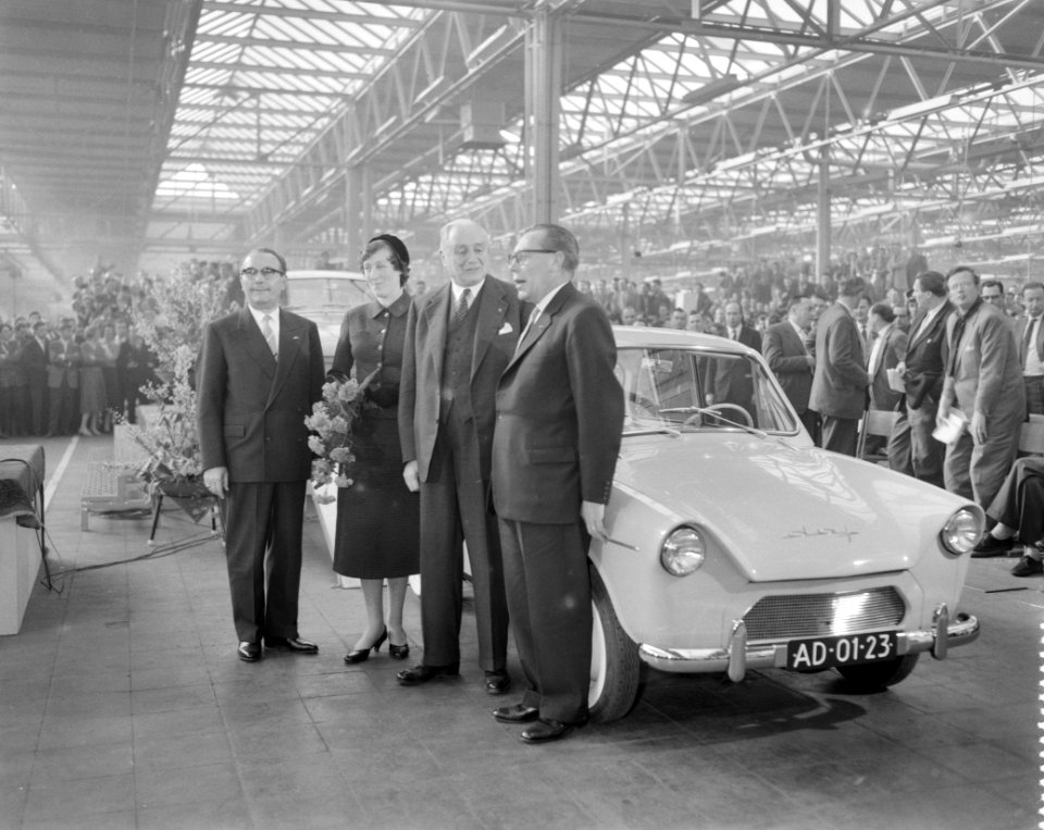 Eerste DAF personenauto is van de band gekomen in Eindhoven, eerste DAF voor Jhr, Bestanddeelnr 910-2386