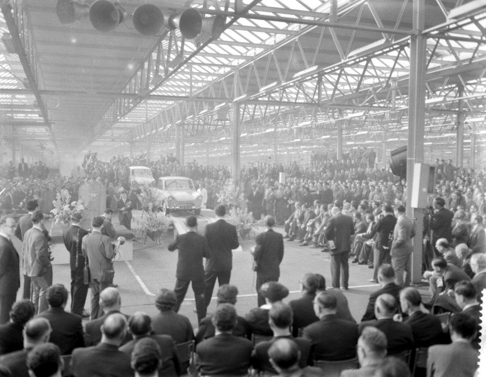Eerste DAF personenauto is van de band gekomen in Eindhoven, Bestanddeelnr 910-2381