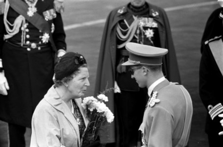 Eerste dag, aankomst op het vliegveld Koningin Juliana wordt begroet door konin, Bestanddeelnr 911-2923