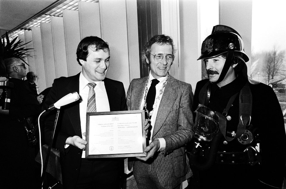Eerste brandveiligheidscertificaten vlnr wethouder Sinnige, de Jong (Novote, Bestanddeelnr 930-6108