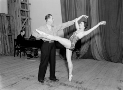 Eerste ballerina Loda Halama oefent met Jan Cieplinski, balletmeester van de Ope, Bestanddeelnr 190-1210