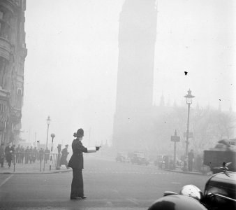 Een agent regelt het verkeer in de mist Op de achtergrond is Big Ben te zien, Bestanddeelnr 254-1948