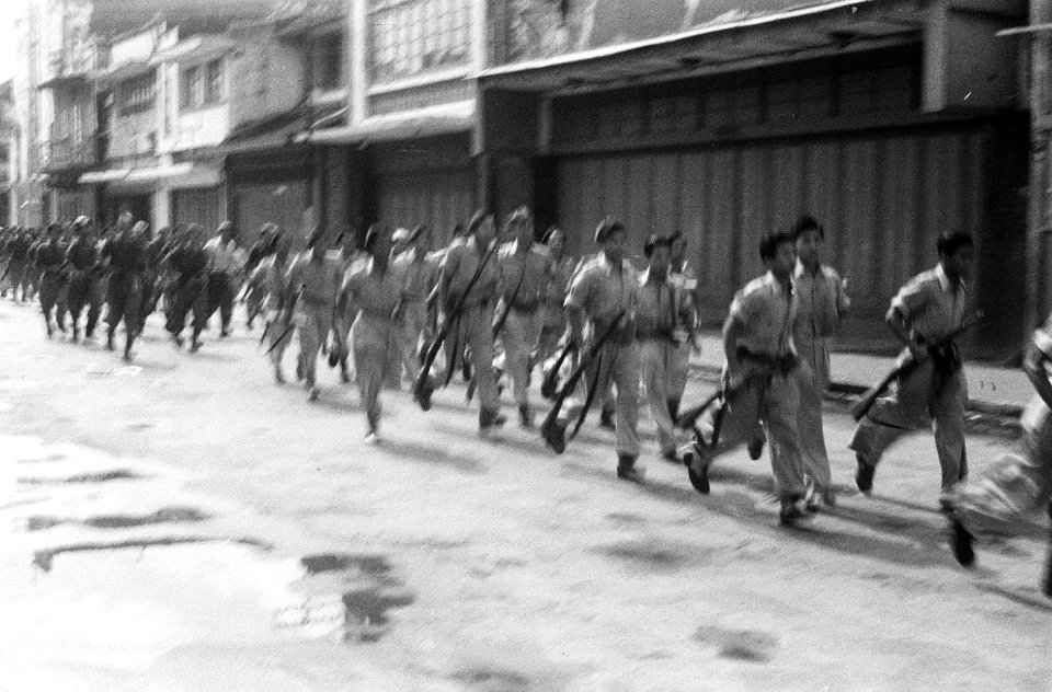Een afdeling TNI-militairen in looppas door een lege straat, Bestanddeelnr 890