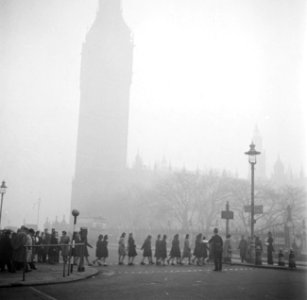 Een agent helpt mensen met oversteken Op de achtergrond is Big Ben te zien, Bestanddeelnr 254-1954 photo