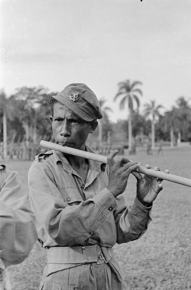 Een Ambonees fluitorkest (van KNIL infanterie VII) Fluitist, Bestanddeelnr 132-6-4