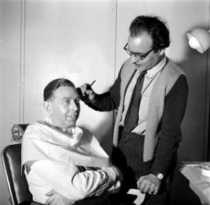 Een acteur wordt gegrimeerd in de Cinetone-Omo studio, Bestanddeelnr 254-2411