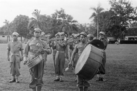 Een Ambonees fluitorkest (van KNIL infanterie VII), Bestanddeelnr 132-6-2