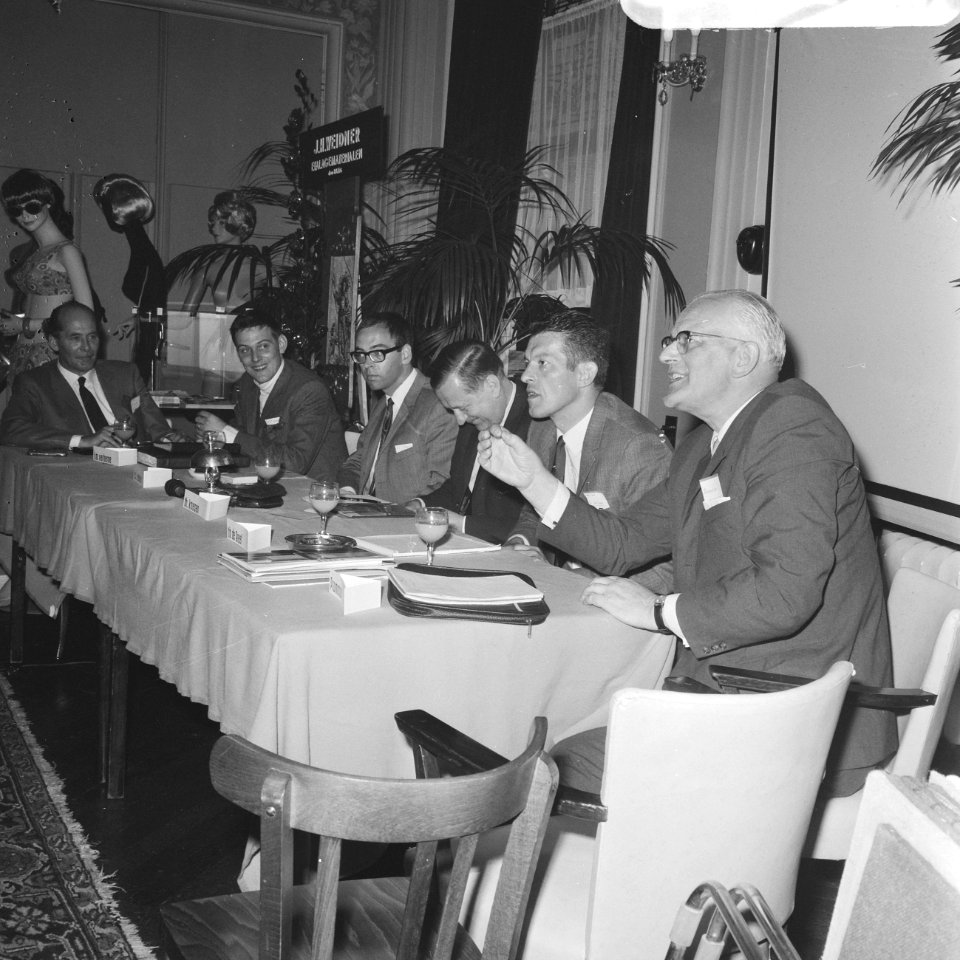 Een aantal deskundigen in een congresforum, Bestanddeelnr 921-6288