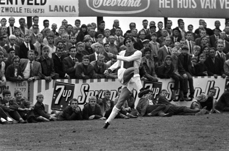 Een Ajaxspeler haalt uit voor een schot, Bestanddeelnr 921-6780