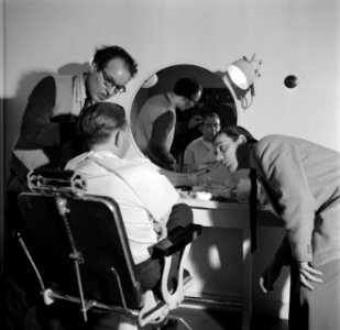 Een acteur wordt gegrimeerd in de Cinetone-Omo studio, Bestanddeelnr 254-2410