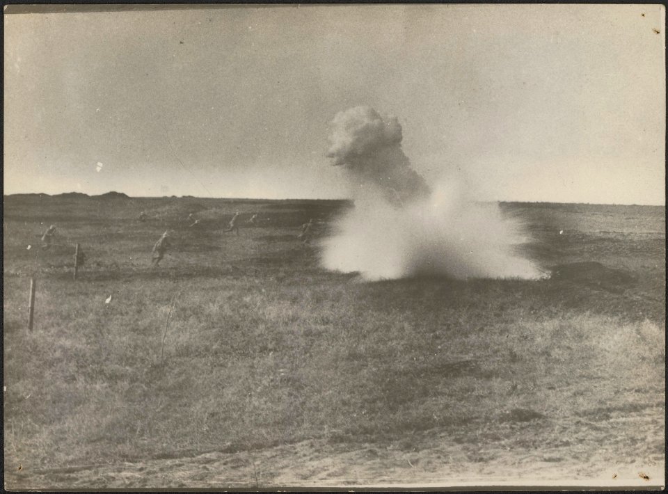 Een aanvallende Duitsche stormtroep aan het Somme-front. Op den voorgrond een on, Bestanddeelnr 158-2903