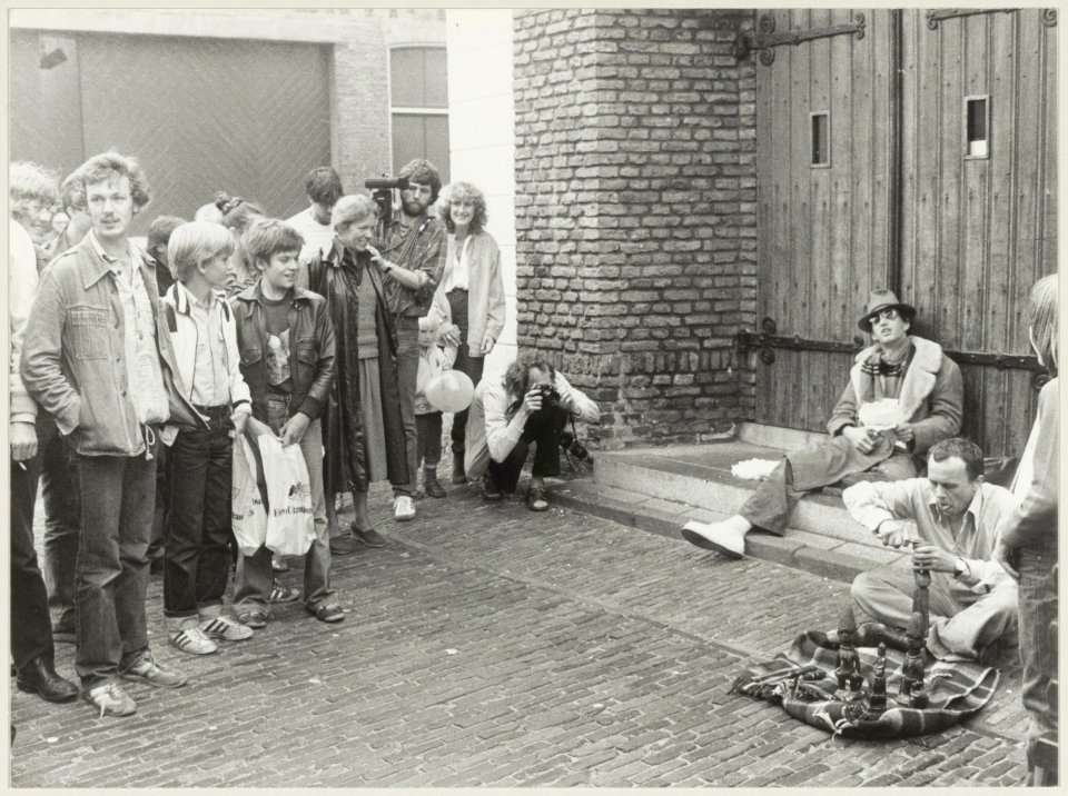 Een alternatieve toeristentoer door Haarlem, georganiseerd door het Jute-kunstenaarskollektief. Op de foto één van de deelnemers op het Begijnhof. NL-HlmNHA 54014866