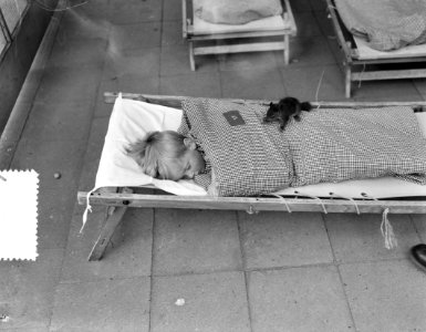 Eekhoorntje met slapend kindje (tehuis Het Zonlicht van Christine Bader), Arnh, Bestanddeelnr 906-5480
