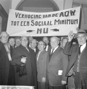 Een aantal van de demonstrerende AOW-trekkers terwijl ze voor een spandoek staan, Bestanddeelnr 918-4891