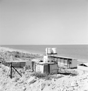 Een aantal gebouwtjes waar een zwavelbad genomen kan worden aan de oever van de , Bestanddeelnr 255-2693
