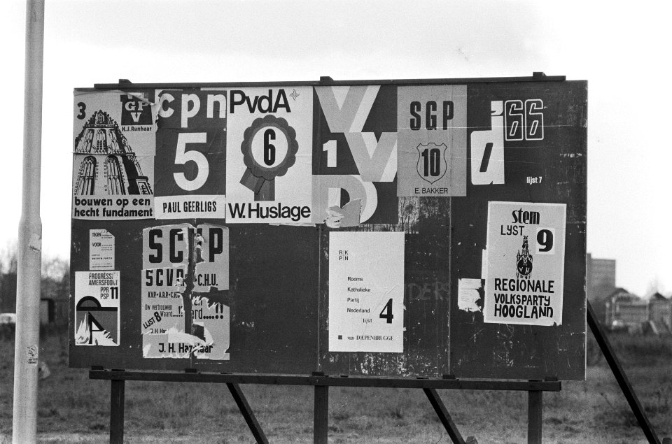 Een aanplakbord met affiches, Bestanddeelnr 926-8413