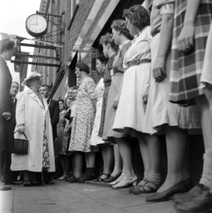 Een aantal vrouwen wordt voorgesteld aan koningin Wilhelmina bij het gebouw van , Bestanddeelnr 900-4307