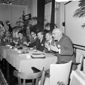 Een aantal deskundigen in een congresforum, Bestanddeelnr 921-6285
