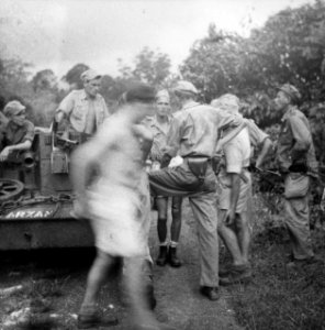 Een aantals militairen bij een bren-carrier met de naam Tarzan, Bestanddeelnr 13065
