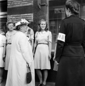 Een aantal vrouwen van de Unie van Vrouwelijke Vrijwilligers wordt door Marga Kl, Bestanddeelnr 900-4311