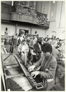 Een aandachtig publiek luistert naar het bespelen van het clavichord in de Waalse Kerk. NL-HlmNHA 54020687