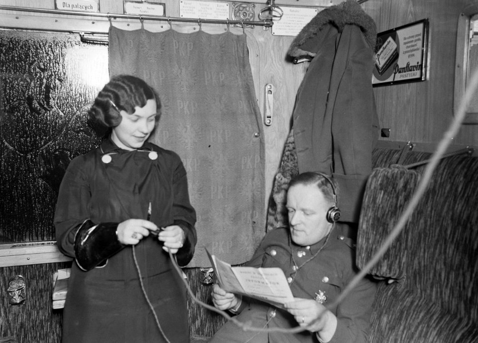 Een 'radiomeisje' in de trein Stoubcy-Warschau biedt voor een paar zloty een kop, Bestanddeelnr 190-1173
