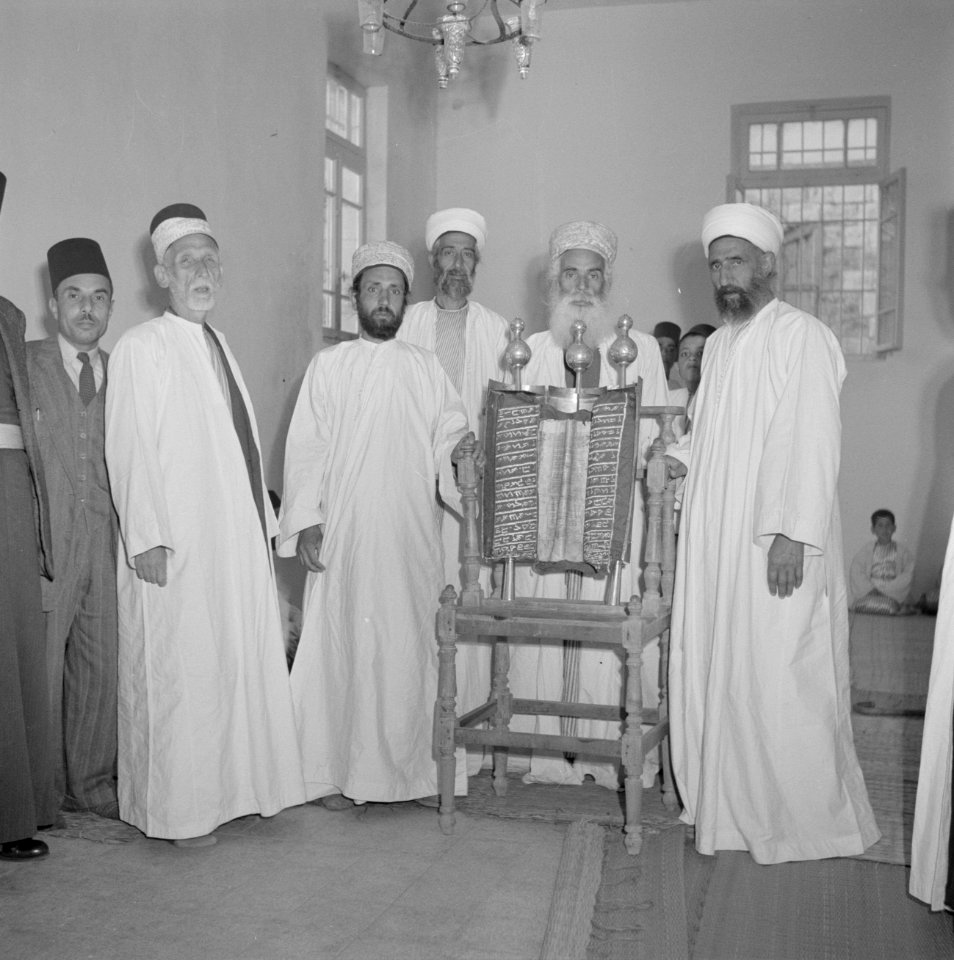 Een groep samaritanen in hun gebedshuis met hun heilige schrift (gebedsrol), Bestanddeelnr 255-5599
