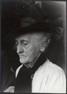Een 83-jarige vrouw, beschuldigd van het verraden van 50 medeburgers, is de ouds, Bestanddeelnr 512 102